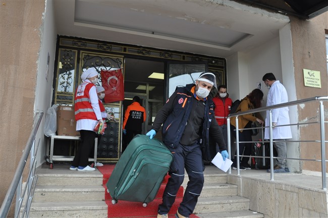 kars’ta-karantina-suresi-dolan-116-kisi-evlerine-ugurlandi-(7).jpg