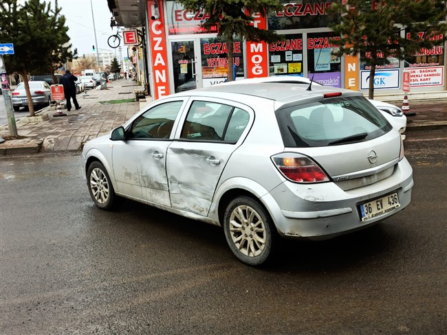 kars’ta-kontrolsuz-kavsakta-bir-kaza-daha!-(2).jpg