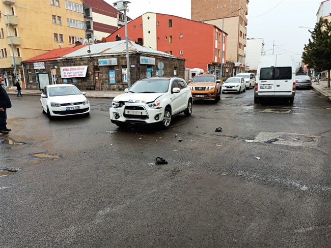 kars’ta-kontrolsuz-kavsakta-bir-kaza-daha!-(3).jpg