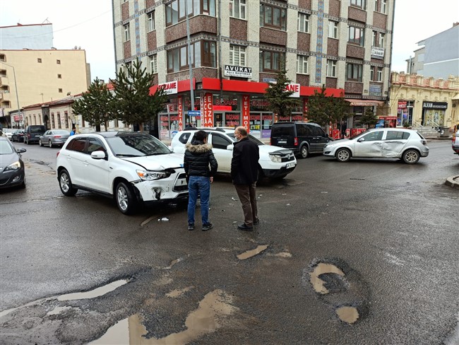 kars’ta-kontrolsuz-kavsakta-bir-kaza-daha!-(5).jpg