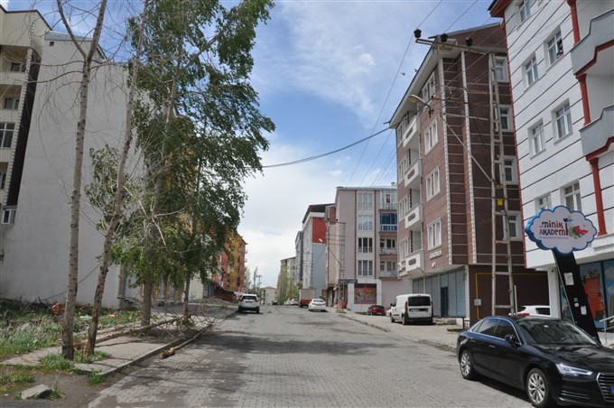 kars’ta-kuvvetli-ruzgar-maddi-hasara-yol-acti-(7).jpg