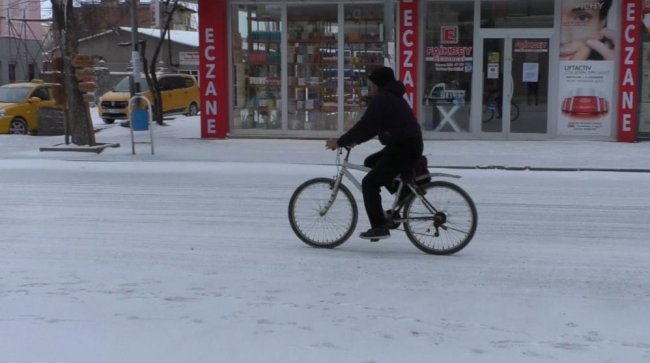 kars’ta-mart’in-ilk-gununde-kar-surprizi-(3).jpg