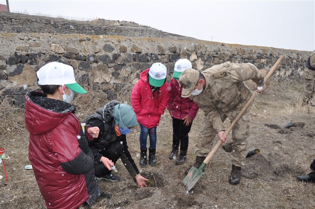 kars’ta-minik-eller,-kahraman-ellerle-birlikte-fidan-dikti-(28).jpg