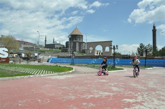 kars’ta-minikler-parklara-akin-etti-(10).jpg