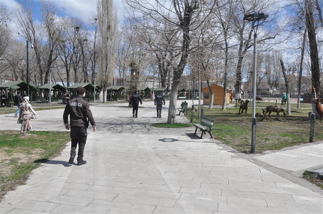 kars’ta-polisler-parklara-girenleri-geri-gonderiyor-(1).jpg