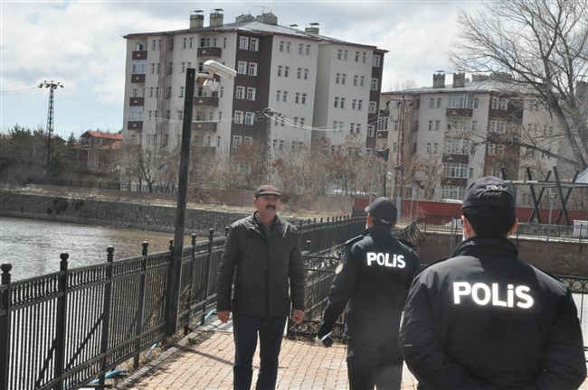 kars’ta-polisler-parklara-girenleri-geri-gonderiyor-(3).jpg