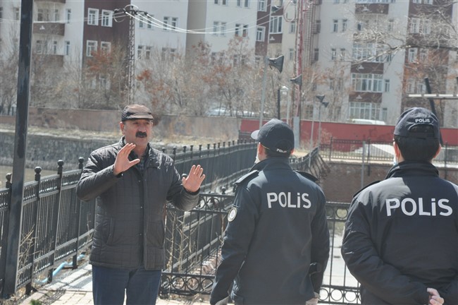 kars’ta-polisler-parklara-girenleri-geri-gonderiyor-(4).jpg