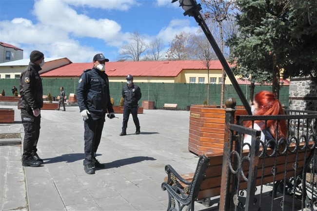 kars’ta-polisler-parklara-girenleri-geri-gonderiyor-(6).jpg