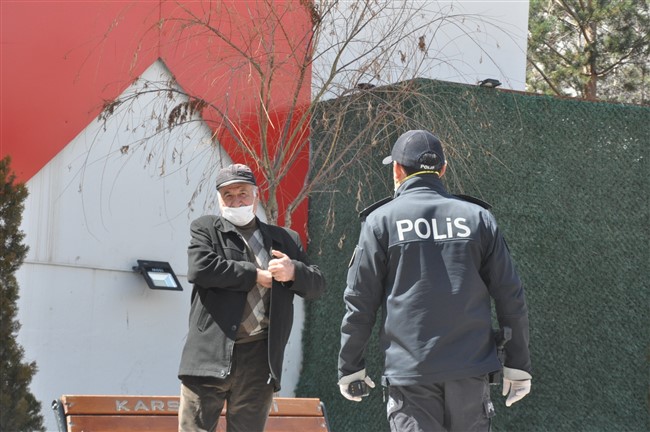 kars’ta-polisler-parklara-girenleri-geri-gonderiyor-(9).jpg