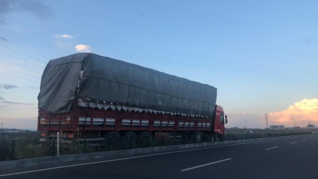 kars’ta-saman-yuklu-tir-orta-refuje-cikti-(3).jpg