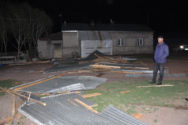 kars’ta-siddetli-ruzgar-evlerin-catisini-ucurdu-(10).jpg