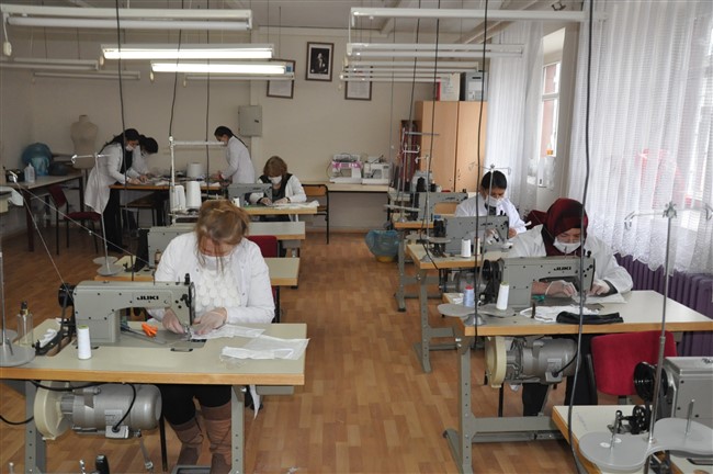 kars’ta-tek-kullanimlik-maske-uretimi-basladi-(1).jpg