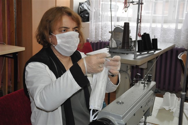 kars’ta-tek-kullanimlik-maske-uretimi-basladi-(4).jpg