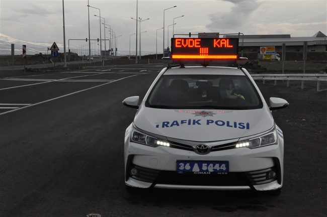 kars’ta-trafik-ekiplerinden-“evde-kal”-cagrisi!-(1).jpg