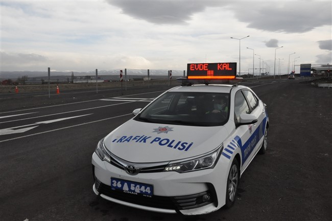 kars’ta-trafik-ekiplerinden-“evde-kal”-cagrisi!-(2).jpg