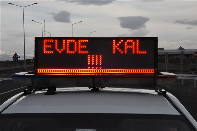 kars’ta-trafik-ekiplerinden-“evde-kal”-cagrisi!-(3).jpg