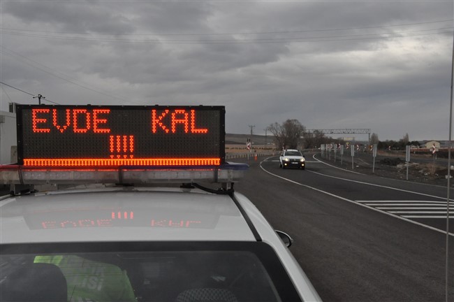 kars’ta-trafik-ekiplerinden-“evde-kal”-cagrisi!-(5).jpg