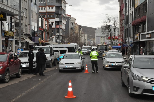 kars’ta-trafik-ekiplerinden-koranavirus-tedbiri-(1).jpg