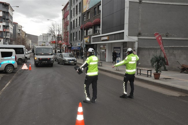 kars’ta-trafik-ekiplerinden-koranavirus-tedbiri-(2).jpg
