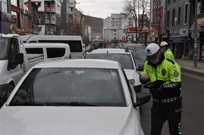 kars’ta-trafik-ekiplerinden-koranavirus-tedbiri-(4).jpg