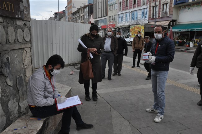 kars’ta-ucretsiz-maske-dagitimi-devam-ediyor-(3).jpg