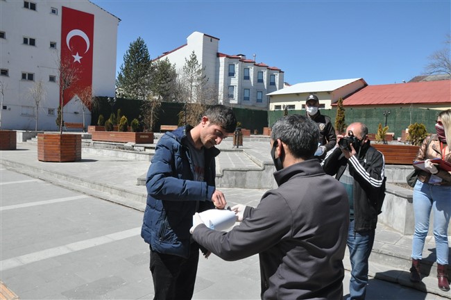 kars’ta-ucretsiz-maske-dagitimina-baslanildi-(1).jpg
