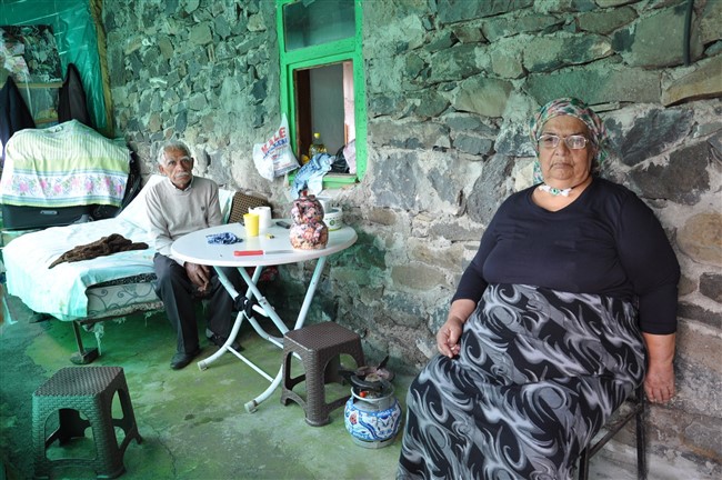 kars’ta-yasli-ciftin-tek-odada-yasam-mucadelesi-(4).jpg