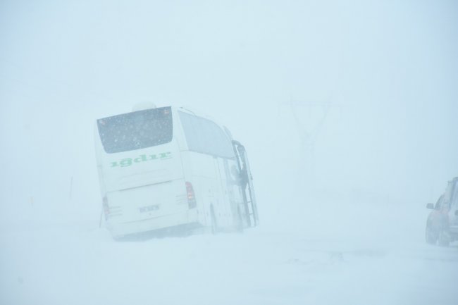 kars’ta-yolcu-otobusu-kara-saplandi2.jpg