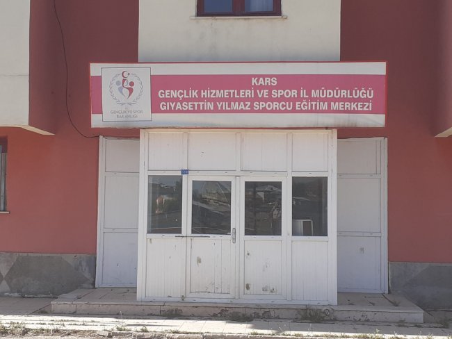 kars’taki-sporcu-egitim-merkezi-curuyor!-(4).jpg