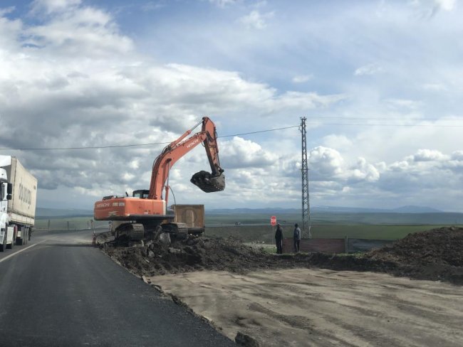 kars-arpacay-karayolunda-yol-calismalari-basladi-(4).jpg