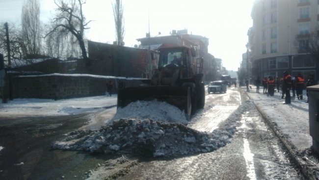 kars-belediyesi-karla-mucadeleye-devam-ediyor-(4).jpg