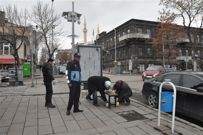 kars-belediyesi-oturma-banklarini-sokuyor-(1).jpg