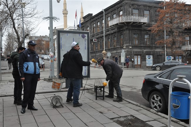 kars-belediyesi-oturma-banklarini-sokuyor-(2).jpg