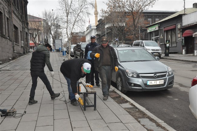 kars-belediyesi-oturma-banklarini-sokuyor-(3).jpg