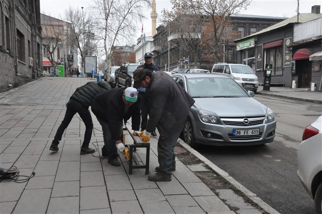 kars-belediyesi-oturma-banklarini-sokuyor-(4).jpg