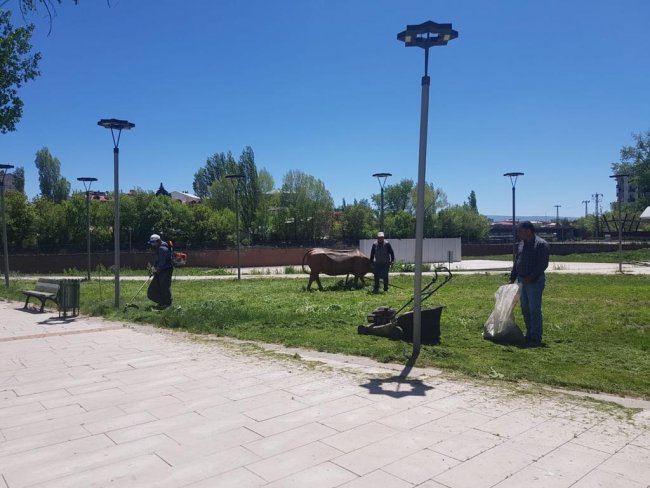 kars-belediyesi-parklari-hizmete-hazir-hale-getirdi-(2).jpg