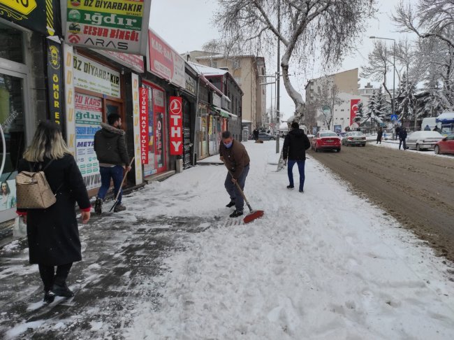 kars-esnafi-kar-birikintilerini-temizledi-(1).jpg
