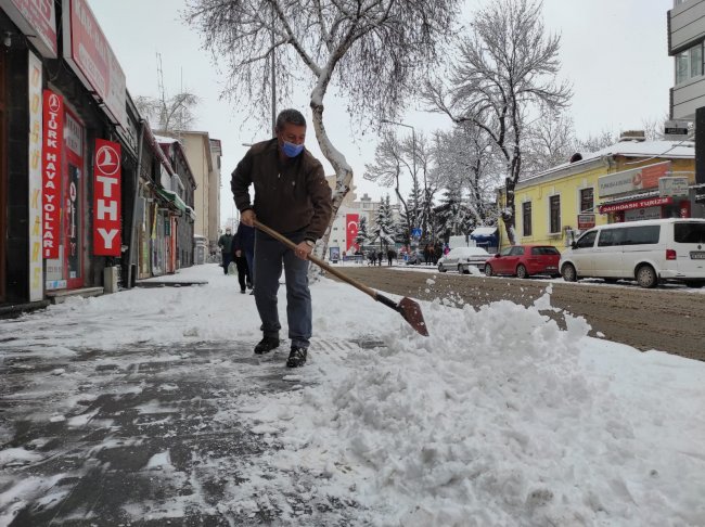 kars-esnafi-kar-birikintilerini-temizledi-(2).jpg