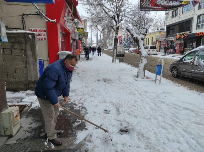kars-esnafi-kar-birikintilerini-temizledi-(3).jpg