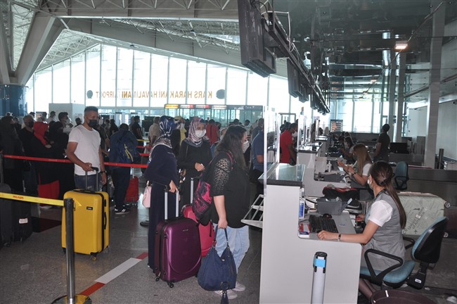 kars-harakani-havalimaninda-bayram-yogunlugu!-(17).jpg