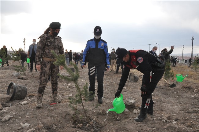 kars-polisi-100.-yilda-100-fidan-dikti!-(10).jpg