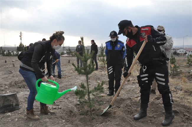 kars-polisi-100.-yilda-100-fidan-dikti!-(15).jpg