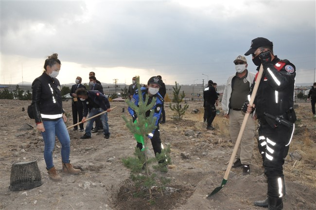 kars-polisi-100.-yilda-100-fidan-dikti!-(16).jpg