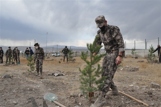 kars-polisi-100.-yilda-100-fidan-dikti!-(19).jpg