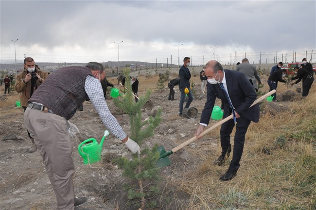 kars-polisi-100.-yilda-100-fidan-dikti!-(2).jpg