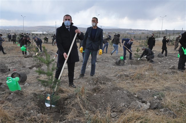 kars-polisi-100.-yilda-100-fidan-dikti!-(7).jpg