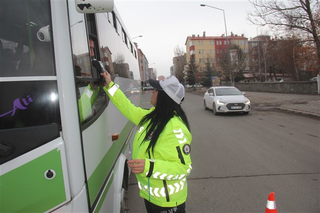 kars-polisinden-suruculere-yonelik-alkol-denetimi-(12).jpg