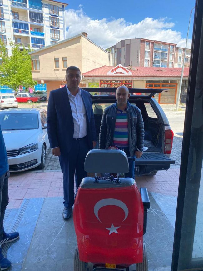 kars-ulku-ocaklari-engelli-vatandaslarimiza-akulu-araba-hediye-etti-(1).jpg