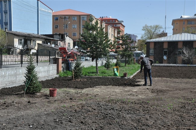 kars-valiliginin-bahcesi-yesilleniyor-(3).jpg