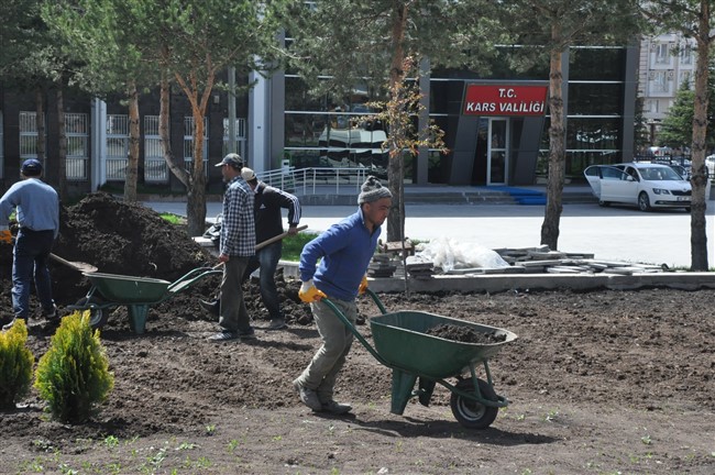 kars-valiliginin-bahcesi-yesilleniyor-(5).jpg